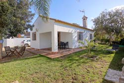 2 dormitorios,4 personas. Tranquila casa situada a pocos minutos de la playa andando. Amplio jardin, aparcamiento, porche, barbacoa. 