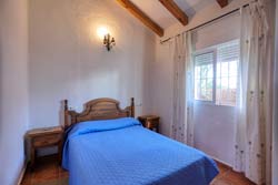 Tranquila casa situada a pocos minutos de la playa andando. Amplio jardin, aparcamiento, porche, barbacoa.
capacidad para 6 personas