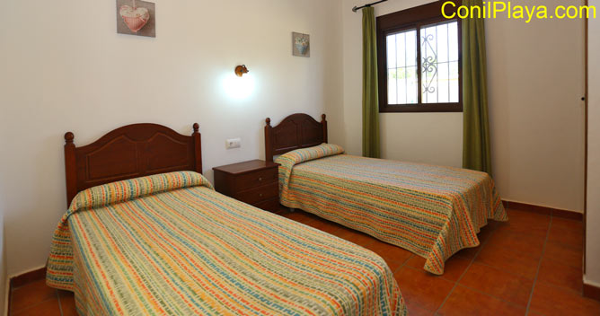 dormitorio con 2 camas