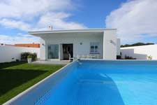 Estupendo chalet moderno en Zahora con piscina, barbacoa, aparcamiento privado, aire acondicionado. En zona muy tranquila y a pocos minutos de la estupenda playa de Zahora y La Mangueta. ver fotos