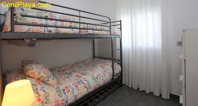 dormitorio con camas literas